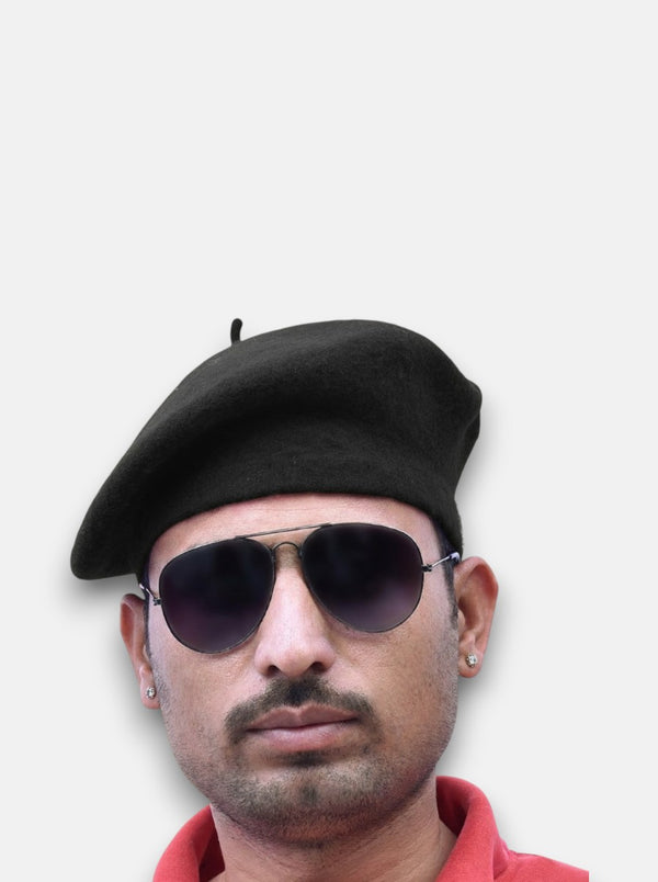 Default khakhi Beret Cap sodha lobo in wool, worn at an angle by a man with sunglasses