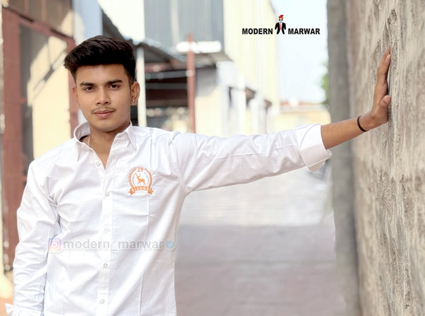 SINGH M Shirts Bishnoi logo shirt white worn by a man posing outdoors with hand on wall