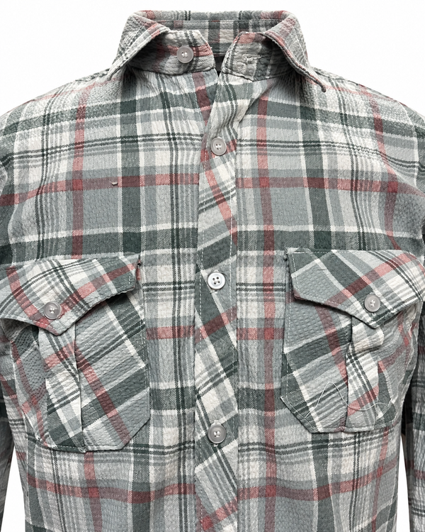 Detail view – collar, buttoned flap pockets and textured checked fabric